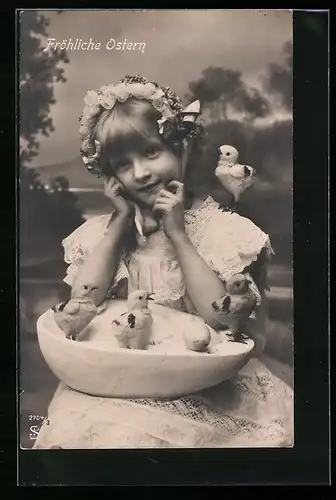 Foto-AK L.J. & F.F. Nr. 2704: Mädchen mit Blumenkrone und Küken, Ostern