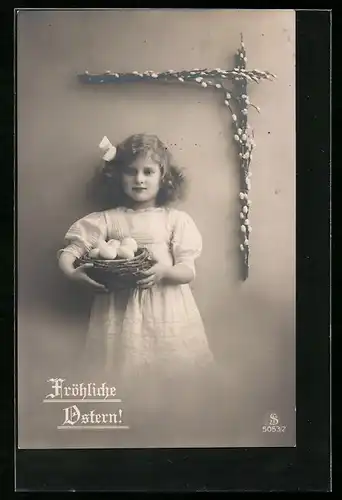 Foto-AK L.J. & F.F. Nr. 5053 /2: Kleines Mädchen trägt Nest mit Eiern, Ostern