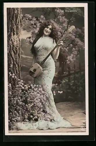 Foto-AK L.J. & F.F. Nr. 1536: Dame im Kleid mit einer Gitarre
