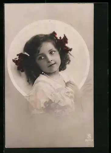 Foto-AK L.J. & F.F. Nr. 2693 /2: Kleines Mädchen mit Blumen im Haar