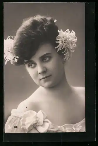 Foto-AK L.J. & F.F. Nr. 2057: Dame mit Blumen im Haar