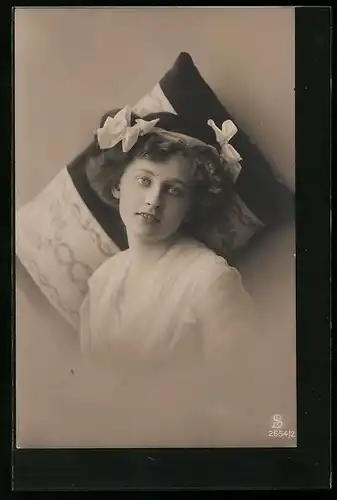 Foto-AK L.J. & F.F. Nr. 2654 /2: Junge Dame mit Schleifen im Haar