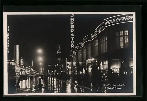 AK Berlin, Friedrichstrasse mit Geschäften bei Nacht