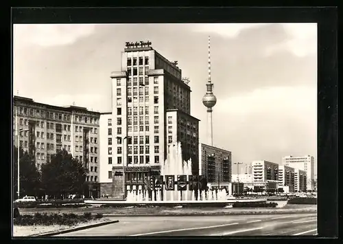 AK Berlin, Strausberger Platz mit Blick zum Fernseh- und UKW-Turm der Deutschen Post Berlin