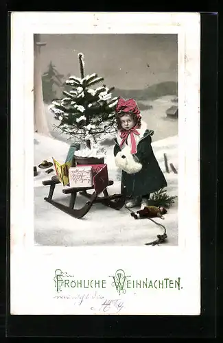 AK Mädchen mit Geschenken und Weihnachtsbaum auf einem Schlitten