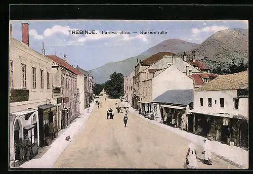 AK Trebinje, Partie in der Kaiserstrasse, mit Passanten und Bergblick