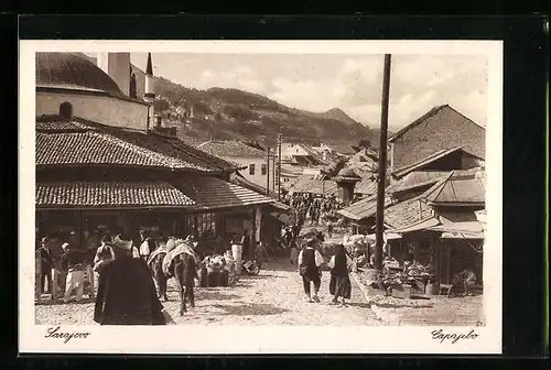 AK Sarajevo, Strassenpartie in der Bascarsija mit Blick in die Berge