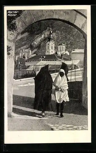 AK Mostar, Ortspartie mit Kirche und verschleierten Frauen