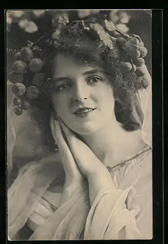AK Frau mit Weintrauben im Haar