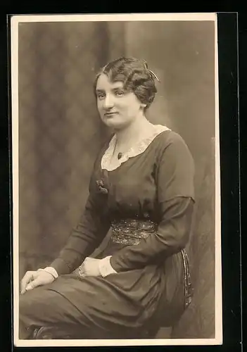 Foto-AK Frau im Kleid mit Kette und Brosche