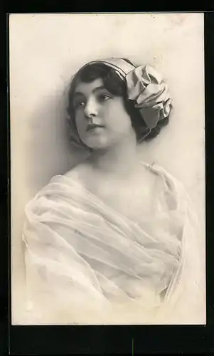 AK Junge Frau mit Haarband