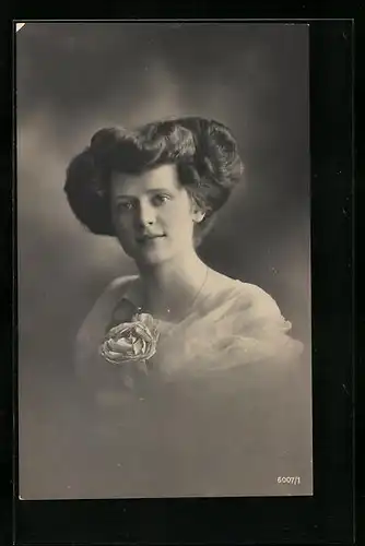 AK Frau mit Blütenbrosche und hochgesteckten Haaren