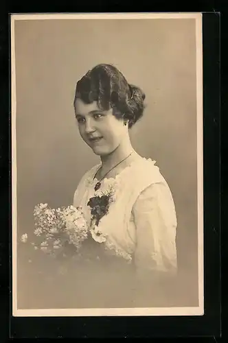 Foto-AK Frau mit Kette und Blumenstrauss