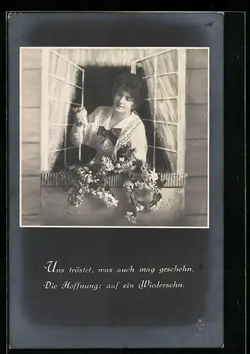 AK Frau am Fenster mit Blumen