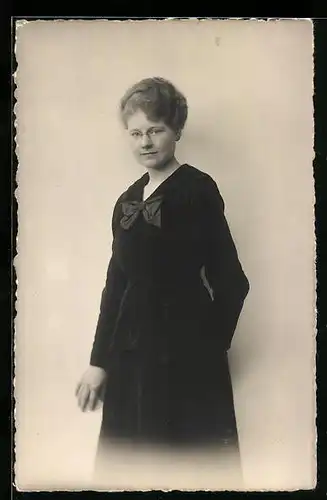 Foto-AK Frau mit Brille und Schleife am Kleid