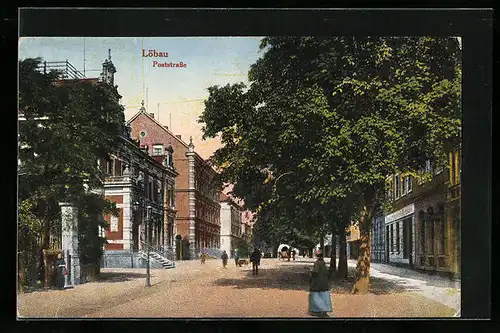 AK Löbau, Poststrasse mit Gebäuden