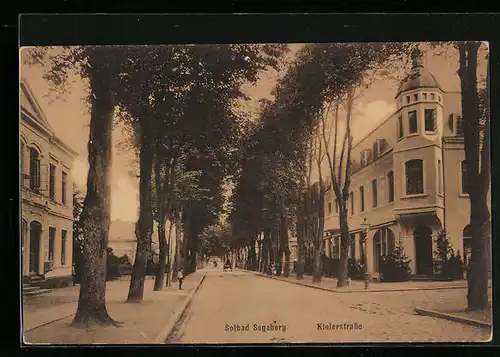 AK Segeberg, Kielerstrasse mit Passanten
