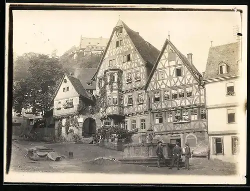 Fotografie unbekannter Fotograf, Ansicht Miltenberg, Marktplatz mit Fachwerkhäusern und Brunnen