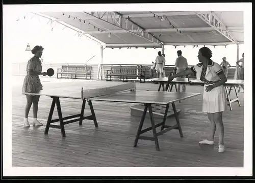 Fotografie Tischtennis, Damen beim Spiel an Deck eines Passagierschiffes