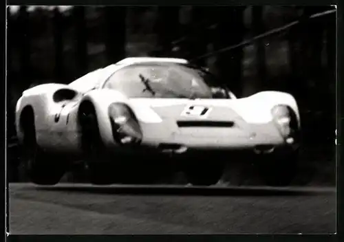 Fotografie Auto Porsche, Rennwagen Startnummer 9 in der Fluplatz-Passage 1000 Km Rennen Nürburgring