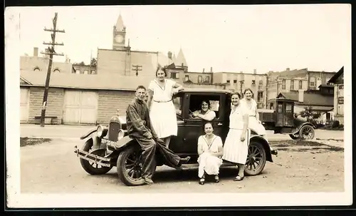 Fotografie Auto, Damen und stolzer Bursche posieren mit PKW 1927