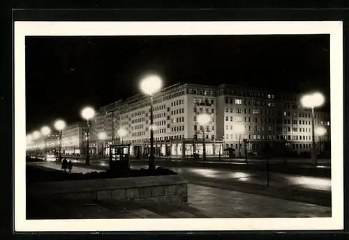 AK Berlin, Stalinallee bei Nacht