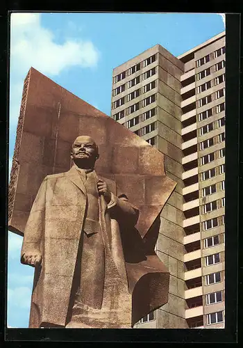 AK Berlin, Lenindenkmal mit Plattenbauten im Hintergrund