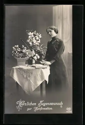 AK Junge Dame mit Geschenken zur Konfirmation