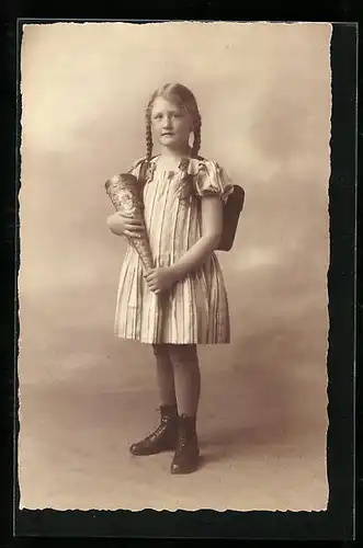 Foto-AK Mädchen mit Schultüte zum Schulanfang