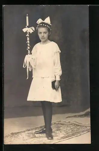 Foto-AK Mädchen mit Kerze zur Kommunion