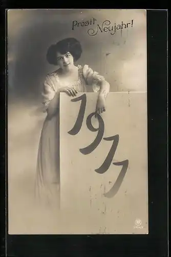 AK Elegante Dame zeigt auf Jahreszahl 1911