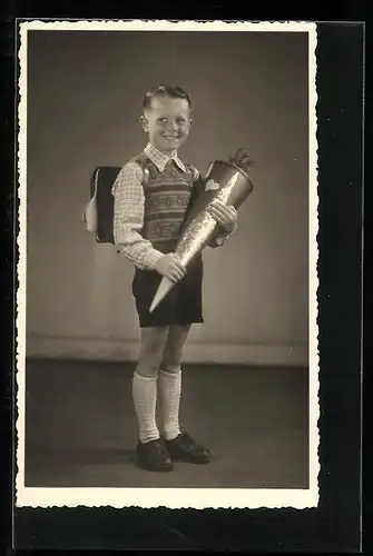 Foto-AK Grinsender Junge mit Schultüte zum Schulanfang