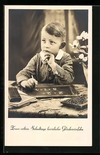 AK Junge rechnet an der Tafel zum Schulanfang