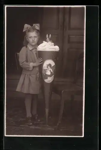 Foto-AK Mädchen mit Schleife im Haar und Zuckertüte