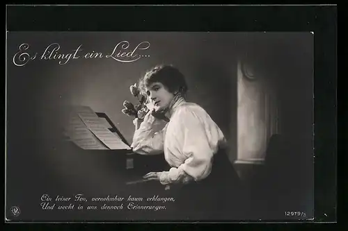 Foto-AK NPG Nr. 12979 /3: Es klingt ein Lied ..., Fräulein am Klavier