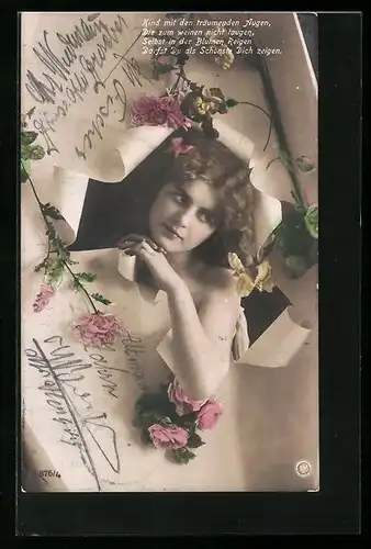Foto-AK NPG Nr. 876 /4: Maid mit Blume im Haar durchbricht Papierwand