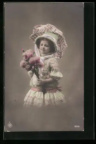 Foto-AK NPG Nr. 1658: Mädchen in bunten Kleidern mit Blumen