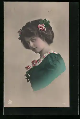 Foto-AK NPG Nr. 2043: Maid im grünen Kleid mit Rose im Haar