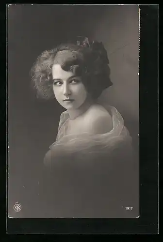 Foto-AK NPG Nr. 1917: Maid im schulterfreien Kleid