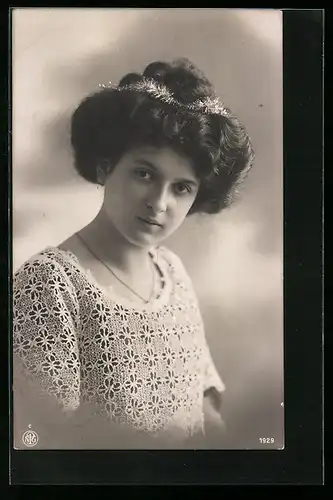 Foto-AK NPG Nr. 1929: Fräulein im Spitzenoberteil