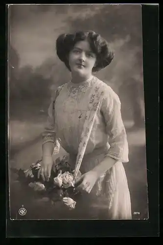 Foto-AK NPG Nr. 2816: Junge Dame im leichten Kleid mit Rosen