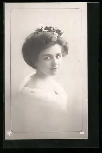 Foto-AK NPG Nr. 1626: Maid mit Blumen im Haar