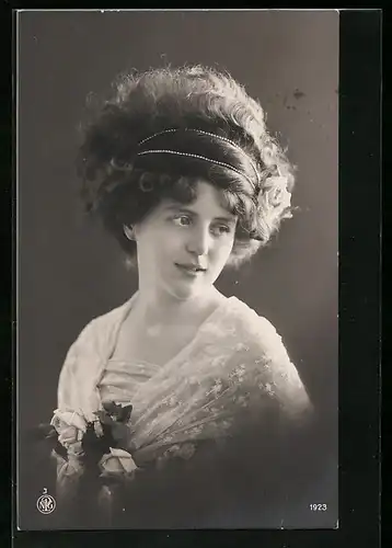 Foto-AK NPG Nr. 1923: Fräulein mit Perlenschmuck im Haar