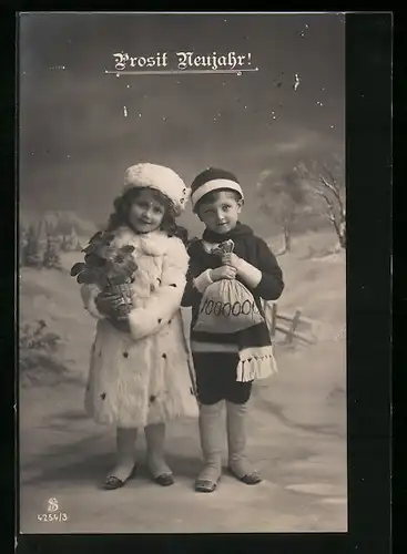 Foto-AK L.J. & F.F. Nr. 4254 /3: Kleines Paar mit Geschenken zum neuen Jahr