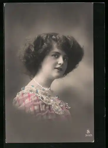 Foto-AK L.J. & F.F. Nr. 3115 /5: Hübsche junge Frau in kariertem Kleid