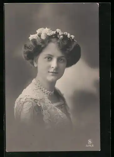 Foto-AK L.J. & F.F. Nr. 3276 /6: Schönheit mit Blumen im Haar in mit Spitze besetztem Kleid