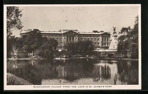 AK London, Buckingham Palace from the lake in St. Jame`s Park