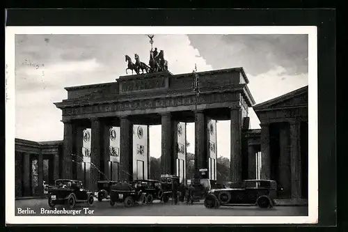 AK Berlin, Strassenverkehr am Brandenburger Tor, Quadriga