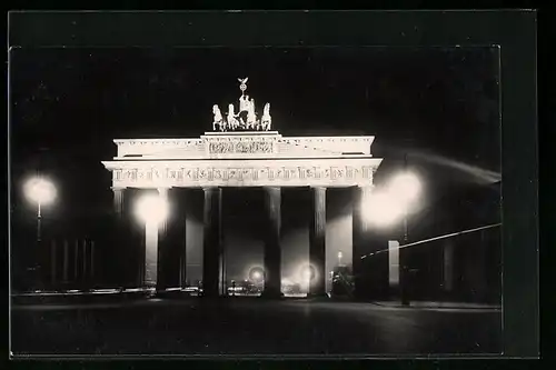 AK Berlin, Brandenburger Tor bei Nacht