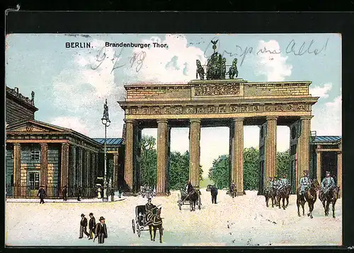 AK Berlin, Pferdekutschen und Wachen vor dem Brandenburger Tor